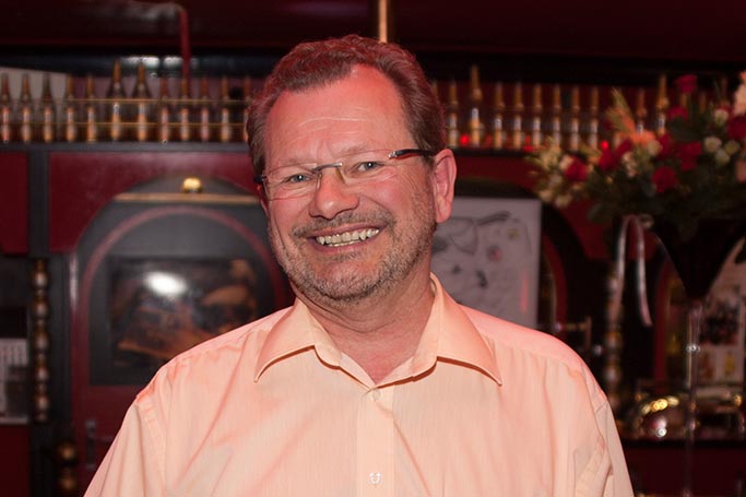 Deutscher Meister im Zigarre langsam Rauchen Hans Pinnel