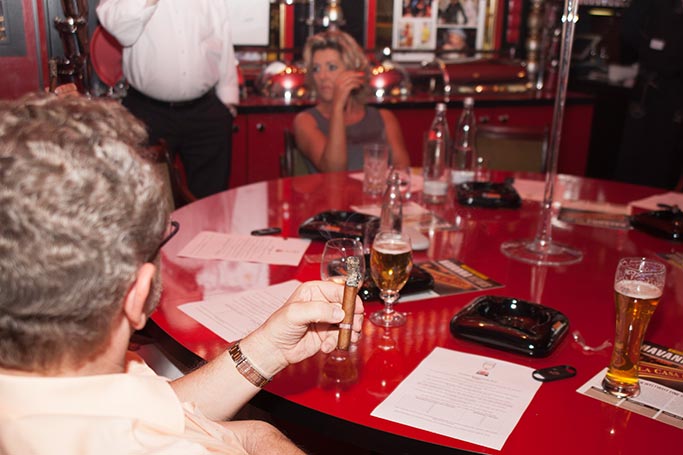 Deutscher Meister im Zigarre langsam Rauchen Hans Pinnel