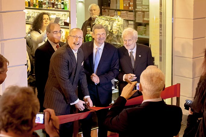 Salih M. Dalay beim Durchnschneiden des roten Bandes im Zuge der Eröffnung der Casa del Habano Saarbrücken