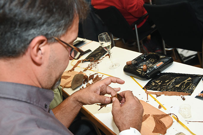 Die Aficionados konnten selbst eine Cigarre rollen