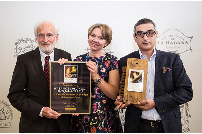 (von links) 5th Avenue-Geschäftsführer Heinrich Villiger freut sich mit Gabi und Muhammet Genc über die Verleihung des „Habanos Specialist des Jahres 2017“.