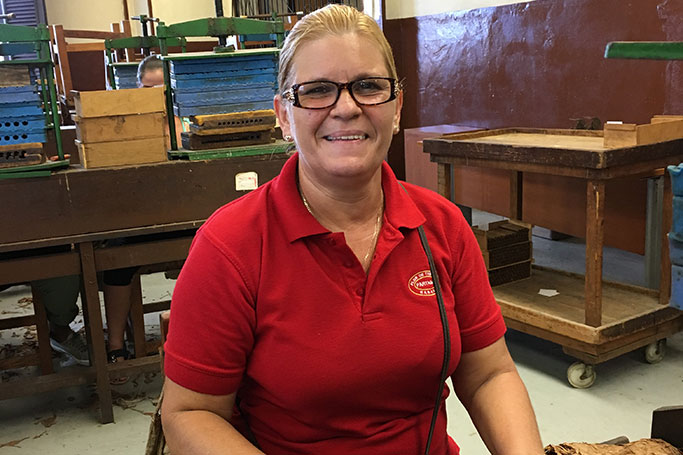 Die Meister-Torcedora Miltania Pérez