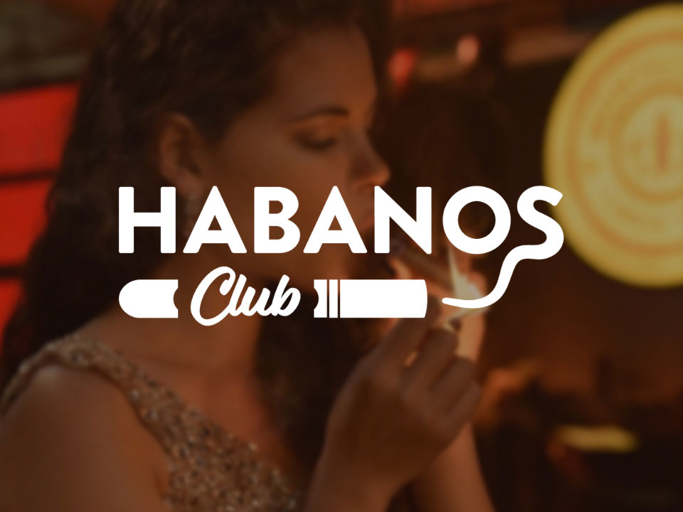 Logo „Habanos Club“ vor dem unscharfen Foto einer Frau, die eine Zigarre raucht